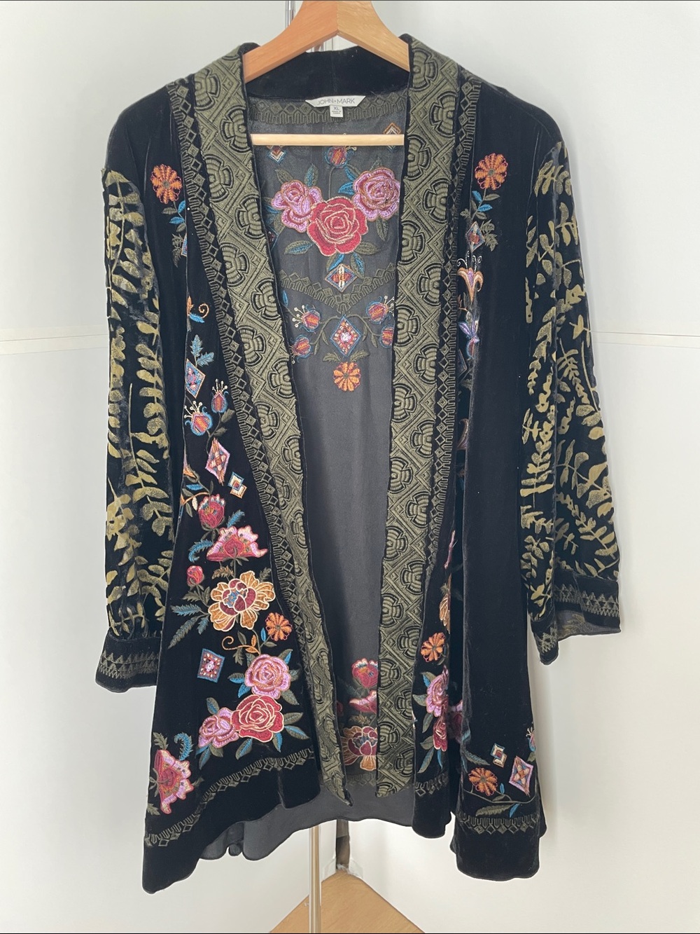 Women's John Mark embroidered Black Velvet flower Kimono. Size XL.